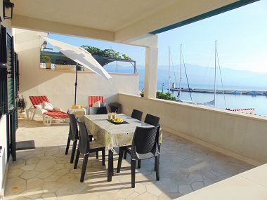 Apartments Vin - excellent location and close to the sea A(4+1) Postira - Island Brac 
