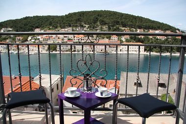 Apartments Branka - nice apartment with stunning view: A1(3) Pucisca - Island Brac 
