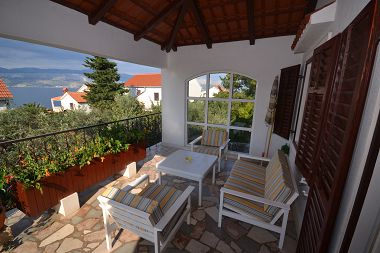 Apartments Zdenko - with large terrace : A1(4) Splitska - Island Brac 