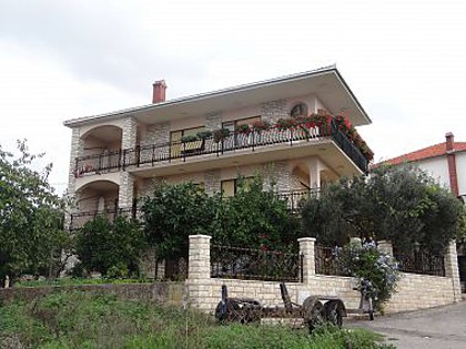 Apartments Ante - 50m from the sea: A2(2+2) Okrug Gornji - Island Ciovo 