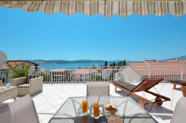 Apartments Bozo - amazing terrace and sea view: A1(4) Okrug Gornji - Island Ciovo 