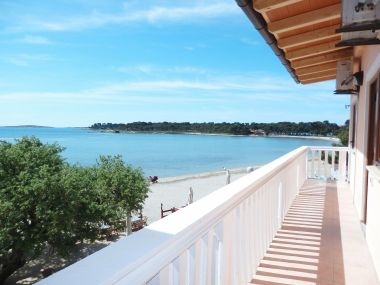 Apartments Real - 10 m from sea : A7(2+2), A8(2+2) Medulin - Istria 