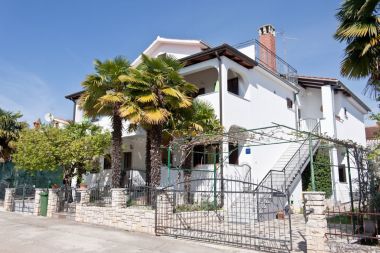 Apartments Neva - great location: SA1 prizemlje (2+1), SA2 Skalinada (2+1), A3 prvi kat do ulice (2+1), A4 prvi kat do vrta (4), A5(2+2) Novigrad - Istria 