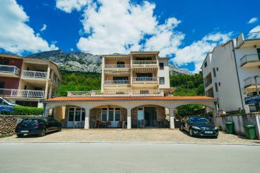 Apartments Lovre - close to the sea : A1(6), A2(4+1) prizemlje, A3(5) Brela - Riviera Makarska 