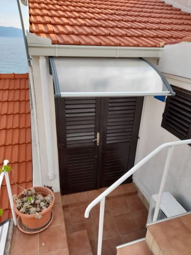 Apartments Danka - affordable and at the beach: SA1(2+1) Brist - Riviera Makarska 