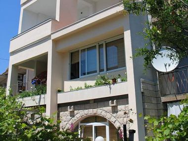 Apartments Zorica - 110 m from sea : A1(4), A3(2), A2(4) Makarska - Riviera Makarska 