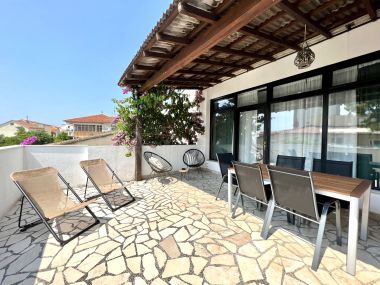 Apartments Denis - great location & large terrace: A1(5) Makarska - Riviera Makarska 