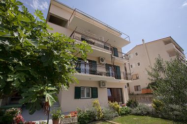 Apartments Petar - free parking A1(2+2), A2(5) Dugi Rat - Riviera Omis 