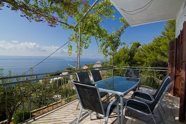 Apartments May - with sea view: A1(2+2), A2(6+2)  Marusici - Riviera Omis 