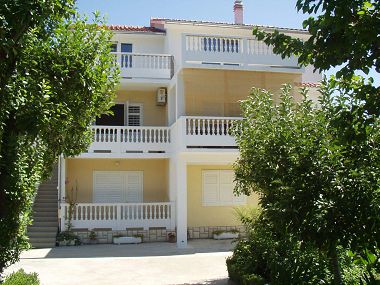 Apartments Tiho - 300 m from sea: A1(2), A2(4+2), A3(2) Supetarska Draga - Island Rab 