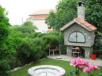 Apartments Nikola - afordable & close to center: A1(7) Pirovac - Riviera Sibenik 