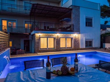 Apartments Zdene - private pool: A1(6+2), A2(6) Kastel Luksic - Riviera Split 