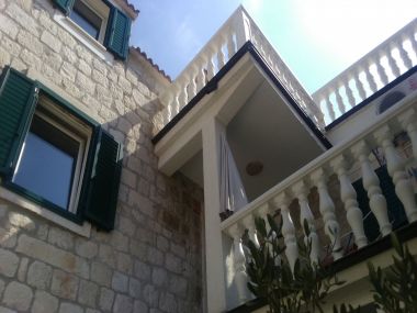 Apartments Villa Mirakul A2(2+1) with terrace, A3(4) with big terrace Kastel Novi - Riviera Split 