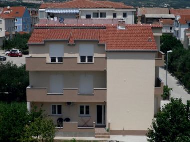 Apartments Matko-200m from the beach: A1 sjever(2+2), A2 jug(2+2), A3(6+2) Kastel Stafilic - Riviera Split 