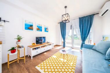 Apartments Ines - cosy with free parking: A1(4) Kastel Stari - Riviera Split 