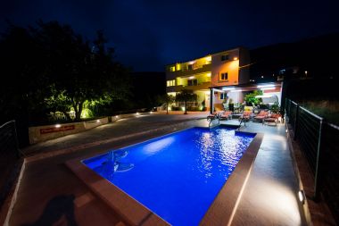 Apartments MARISKA - with swimming pool A1(6+2), A2(6+2) Podstrana - Riviera Split 