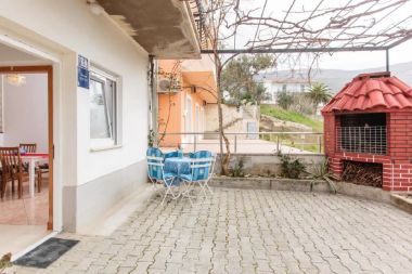 Apartments Knez 1 - 50 m from beach: A3(4) Podstrana - Riviera Split 