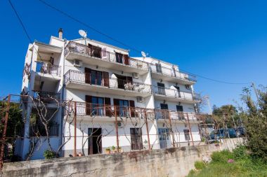 Apartments Mato - with parking : A1 (3+1), SA1 (2), R1 (2) Seget Vranjica - Riviera Trogir 