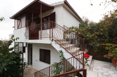Apartments Zeljko - with garden: A1(4), SA2(2+1) Seget Vranjica - Riviera Trogir 