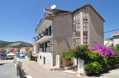 Apartments Snježa - 20 m from the sea : A1(9), A2(6+2) Seget Vranjica - Riviera Trogir 