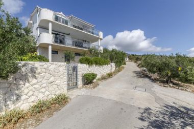 Apartments Mil - 80m from the sea A1(4+1), A2(2+2) Sevid - Riviera Trogir 