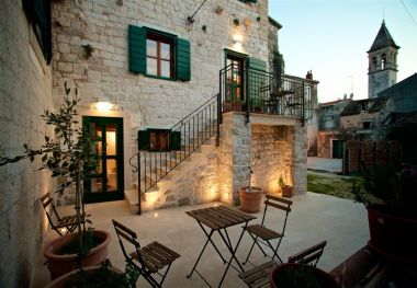 Apartments and rooms Lan SA1(2+1), R2(2+1) Trogir - Riviera Trogir 