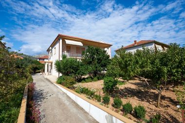 Apartments and rooms Ivo - with garden: A1(2+2), R1(2+1), R2(2) Trogir - Riviera Trogir 