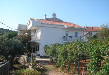 Apartments Slaven - 50 m from beach: A1(4+2), A2(2+1), A3(4+1) Vinisce - Riviera Trogir 