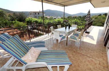Apartments Marin - comfortable apartment near sea: A1(5+2) Vinisce - Riviera Trogir 