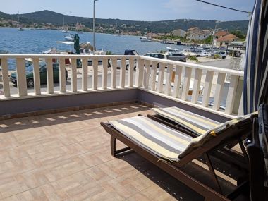 Apartments Josip - 5 m from beach: A1(6) Vinisce - Riviera Trogir 