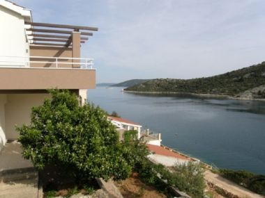 Apartments Ljubi - 20 m from beach: A1(4+1), A2 Crveni(2+2), A3 Zeleni(2+2) Vinisce - Riviera Trogir 