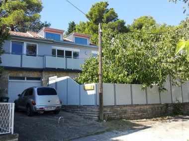 Apartments Robi - 100 meters to the beach A1(2+1), A2(4+1), A3(4) Donji Karin - Zadar riviera 