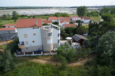 Apartments Dali - 300 m from the beach: SA1 1D (3), A2 1L (5), A3 2k (6) Nin - Zadar riviera 
