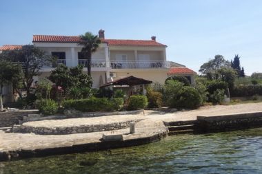 Apartments Andri - 5 m from the beach : A1(4), A2-donji(2+2) Petrcane - Zadar riviera 