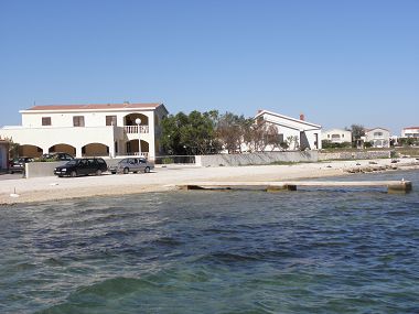 Apartments Stjepan- 10 m from beach A1 prizemlje desno(2+2), A2 prizemlje lijevo(2+2), A3 1.kat lijevo(2+2) Vir - Zadar riviera 
