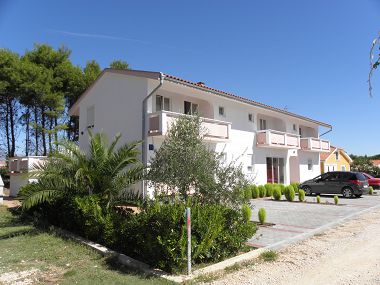 Apartments VINK - 80 m from beach A2(4), A3(4), A4(4) Vir - Zadar riviera 