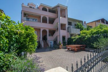 Apartments Marinka - with backyard; A1(4), A2(4) Zadar - Zadar riviera 