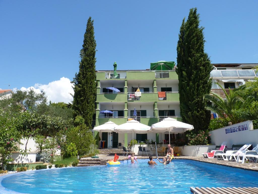 Apartments Viola - with pool : A3(2+2), SA4(2+1), A5(2+2), A6(2+3), SA7(2+1), A8(2+2), A9(2+3), A10(4+2) Sveti Filip i Jakov - Riviera Biograd 
