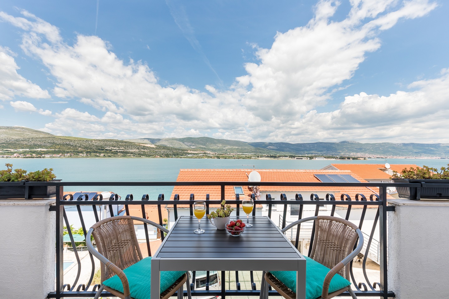Apartments Ani - beautiful sea view: A1 Plavi(2+2), A2 Žuti(2+2) Mastrinka - Island Ciovo 