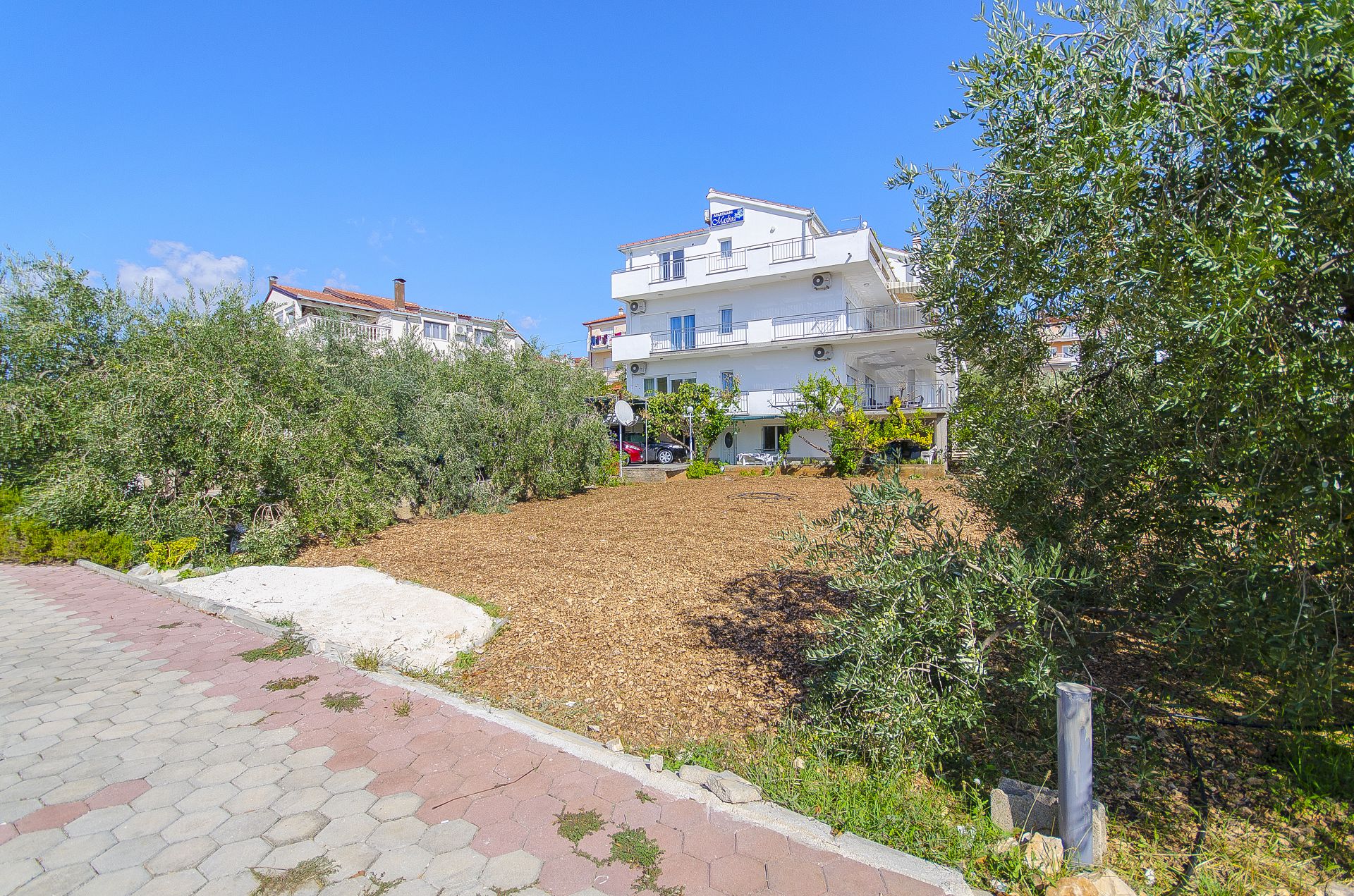 Apartments Ljuba - nice garden: A2(4+1) Plavi, A3(4+1) Ljubicasti, A4(8+1) Okrug Gornji - Island Ciovo 