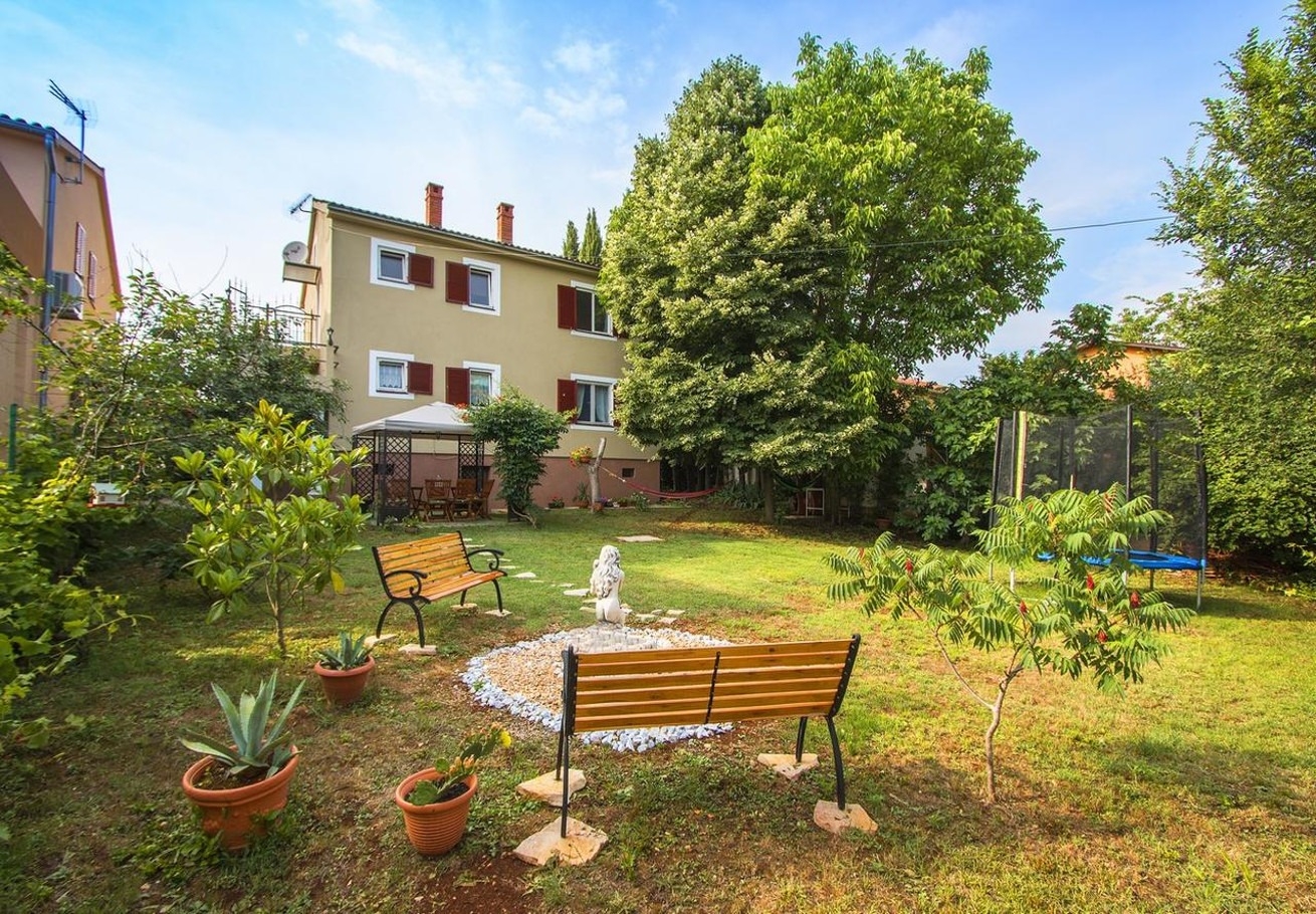 Apartments Ljilja - nice garden: A1(4+1) Fazana - Istria 