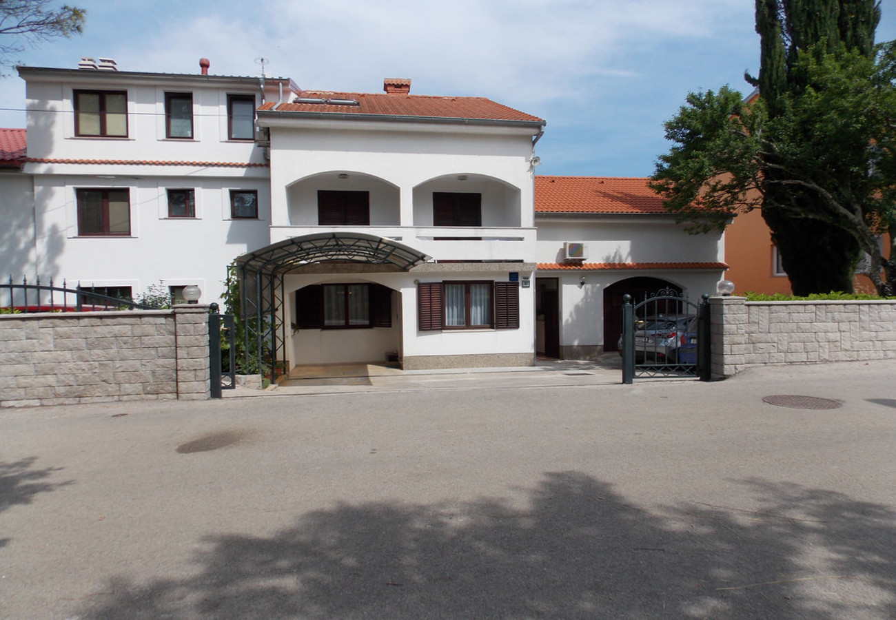Apartments Ivo - with parking : A1(4+1), A2-Lođa (4), A3-2.kat (2+2) , A4-Prizemlje (2+2) Malinska - Island Krk 