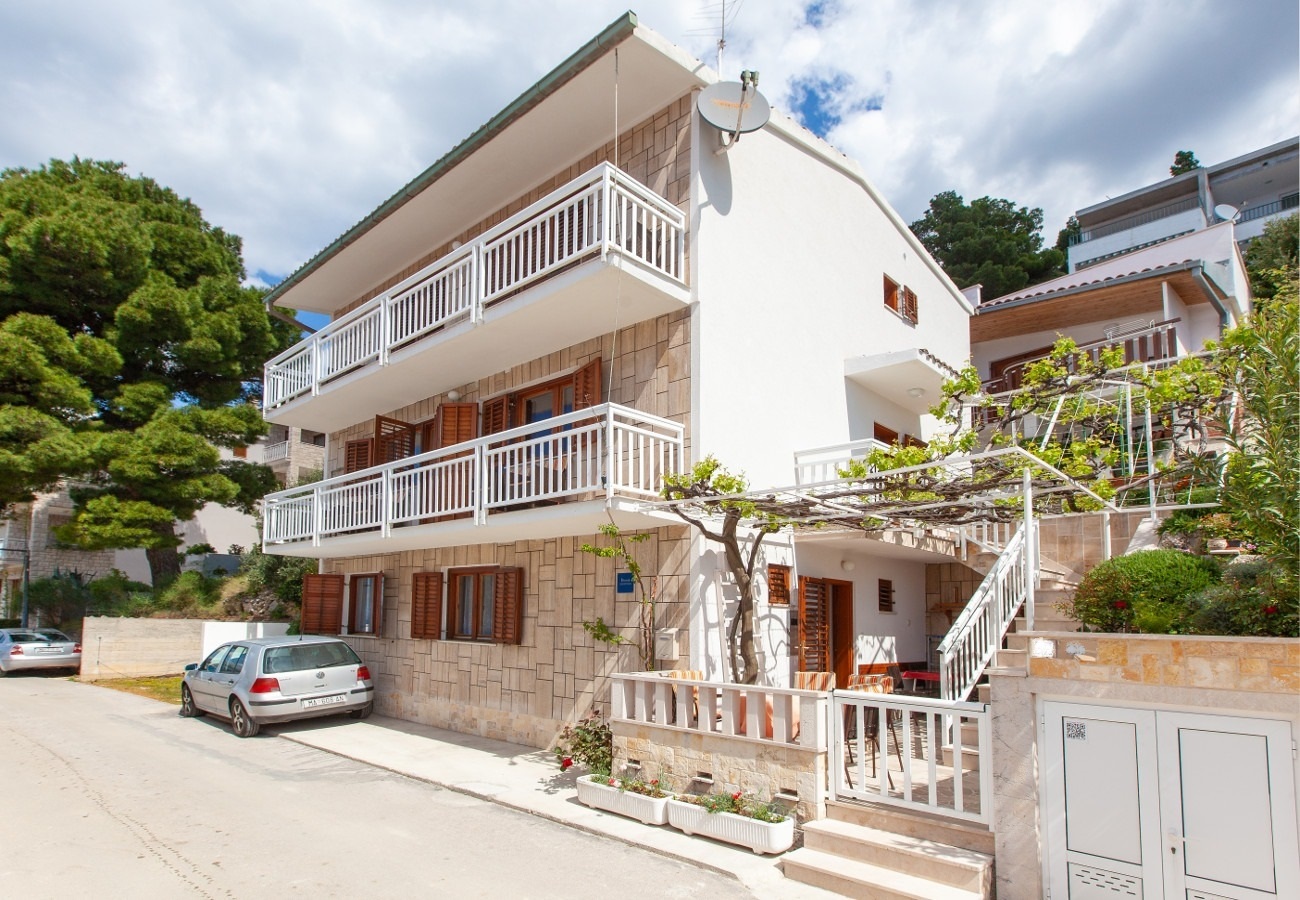 Apartments Ante M - 100 m from beach: A1(4+2), A2(4+2), C3(2) Brela - Riviera Makarska 