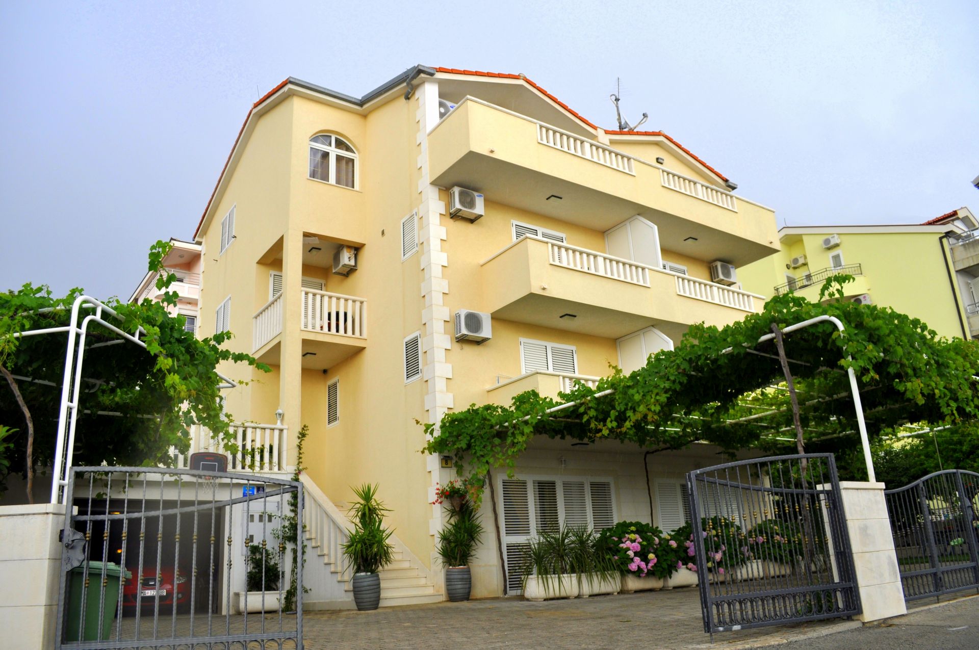 Apartments Ivi - big parking and courtyard SA2(3), SA3(2+2), SA4(2+2), SA5(2+2), SA6(2+2) Makarska - Riviera Makarska 