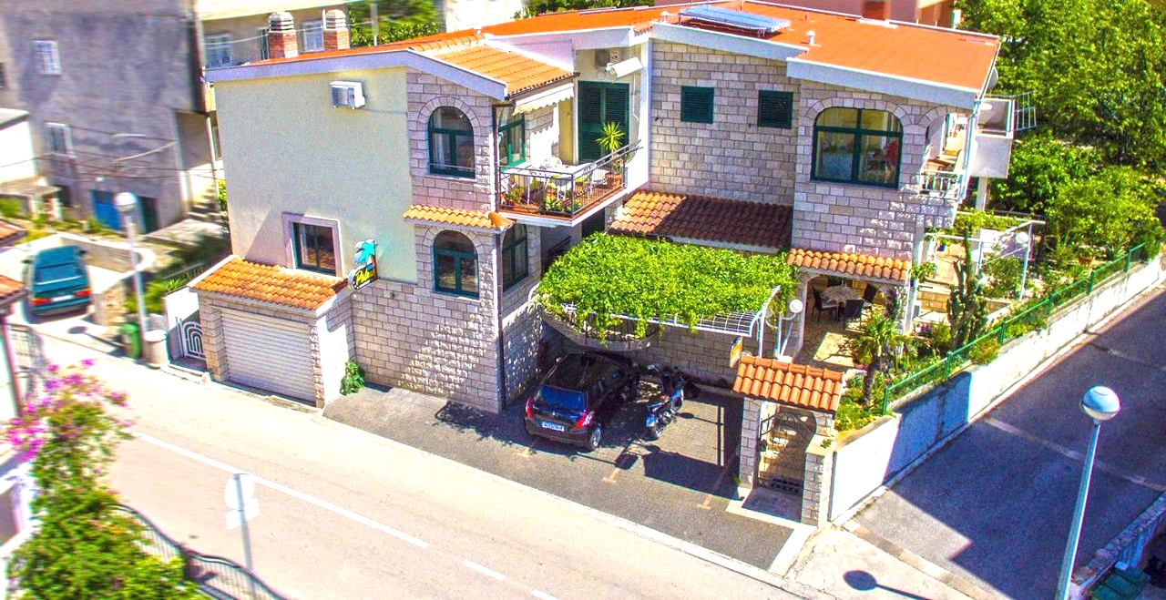Apartments Palmina - comfort apartment: A1 veliki (6),  A2 žuti (4+1), A3 lila (2), SA4 bijeli (2) Makarska - Riviera Makarska 
