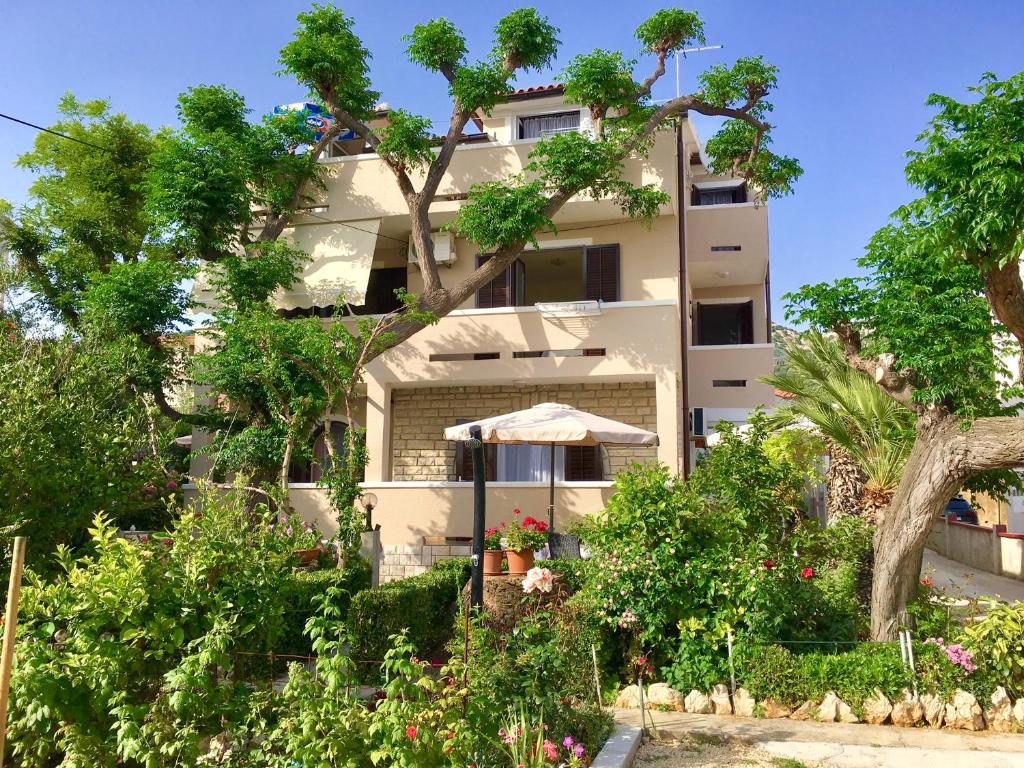 Apartments Zdenka - garden terrace: A1(5), A2(4), A3(2+2) Barbat - Island Rab 