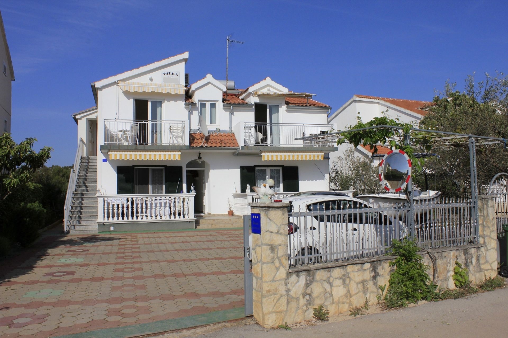 Apartments Vik - 250 m from beach A1(4+2), A2(3+1), A3(2+1), SA4(2) Brodarica - Riviera Sibenik 
