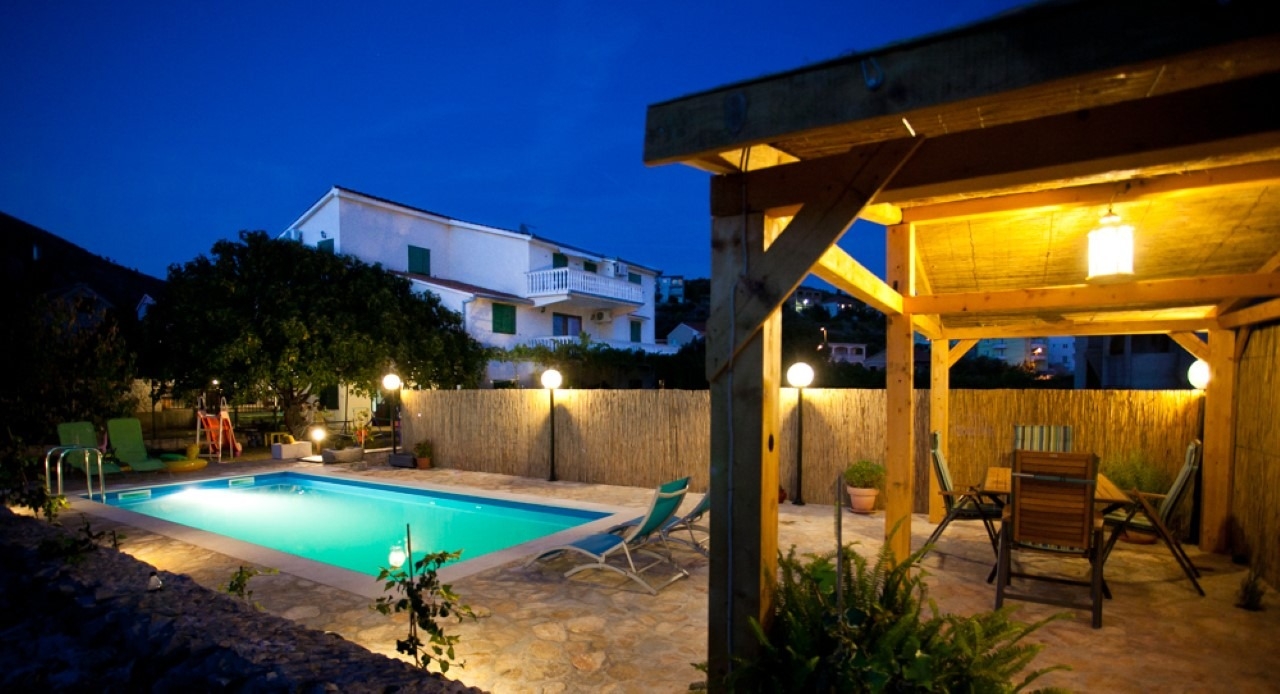 Apartments Ani - with pool and hot tub: A1(6), SA1 Zapadni(2), A2 Sjeverni(2), A3 Juzni(5) Seget Vranjica - Riviera Trogir 
