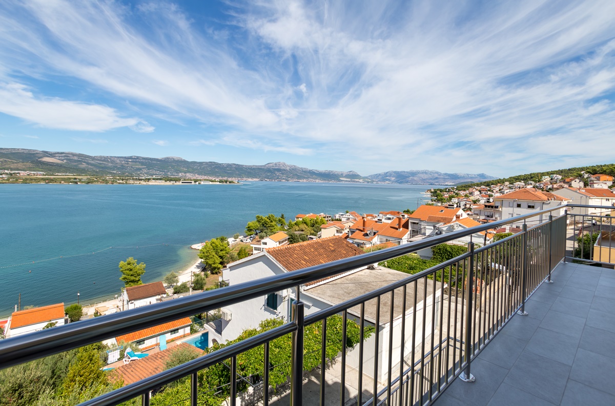 Apartments Petar - great location close to the sea: A1 Donji (4+2), A2 Gornji (4+2) Trogir - Riviera Trogir 