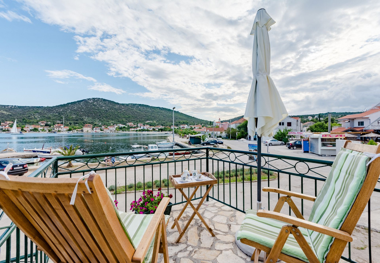 Holiday home Dinko - 20 m from sea: H(4+1) Vinisce - Riviera Trogir  - Croatia
